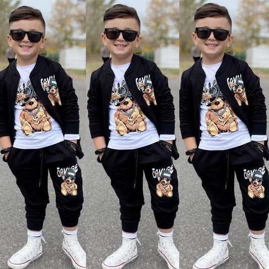 Haz que tu hijo se robe todas las miradas y se llene de estilo, comodidad y magia de Disney con nuestros trios de ultima generación.