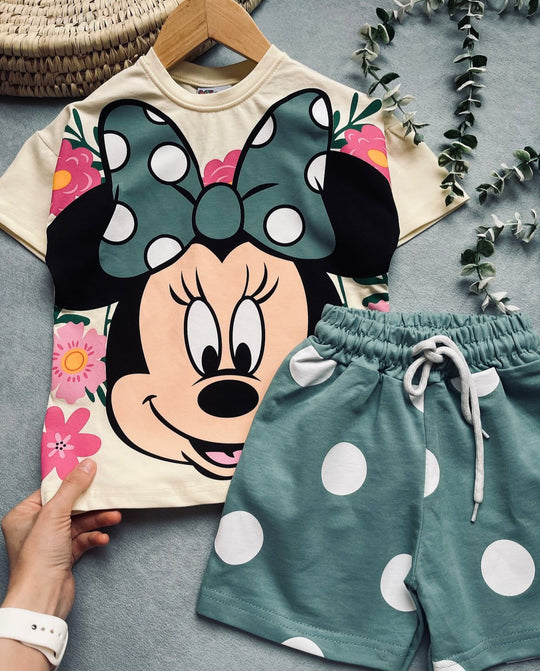 Conjuntos que capturan miradas y elevan su esencia desde el primer paso. Con diseños únicos para niños con actitud, estilo y personalidad propia.
