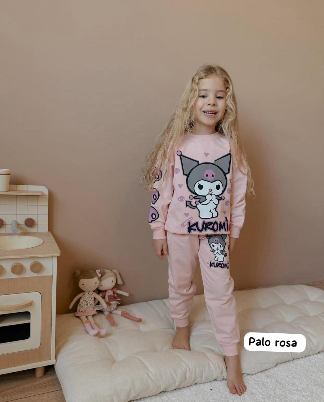 Comodidad total, estilo único y la magia de Kuromi... ¡Todo en un solo conjunto para tu peque!