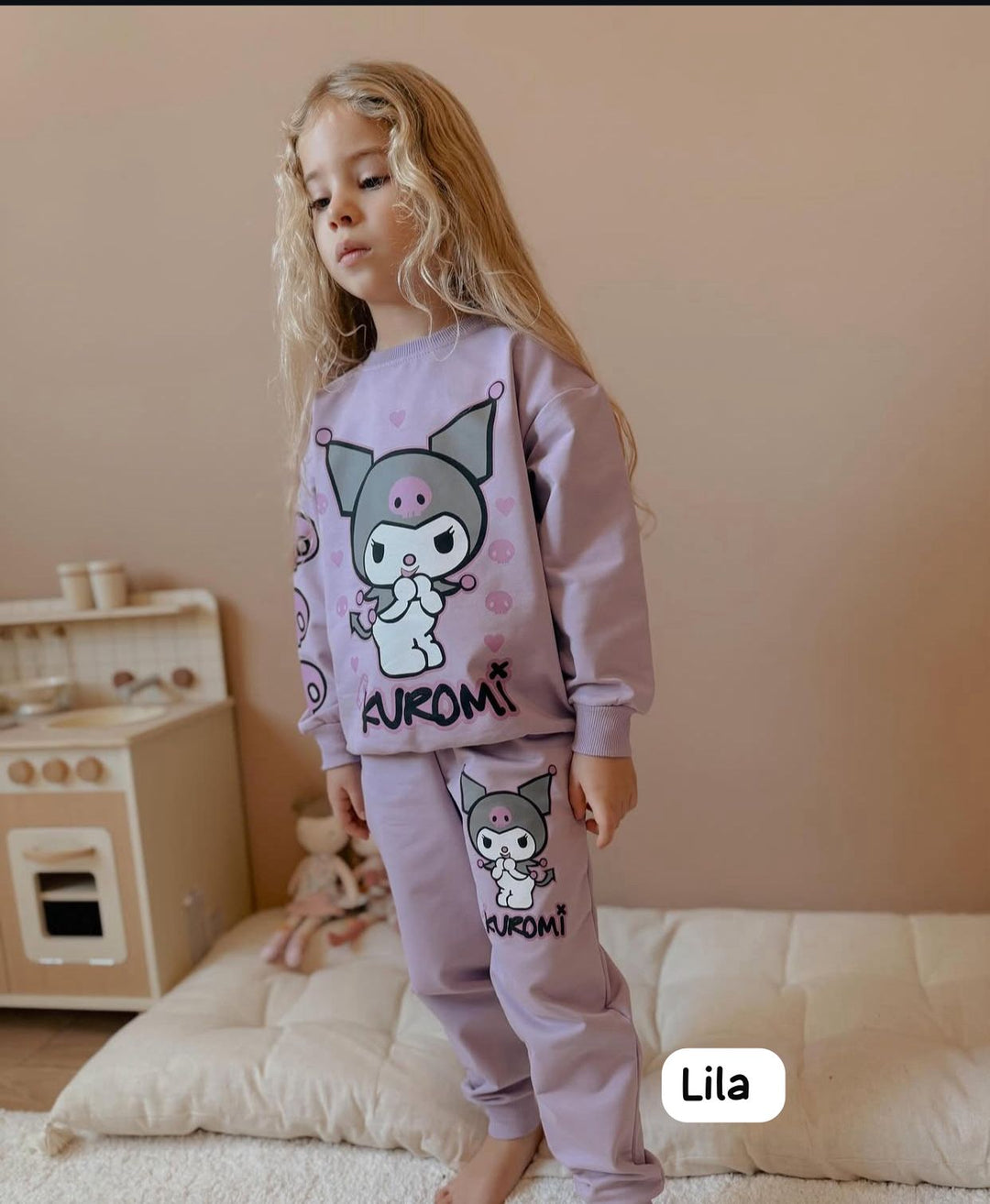 Comodidad total, estilo único y la magia de Kuromi... ¡Todo en un solo conjunto para tu peque!