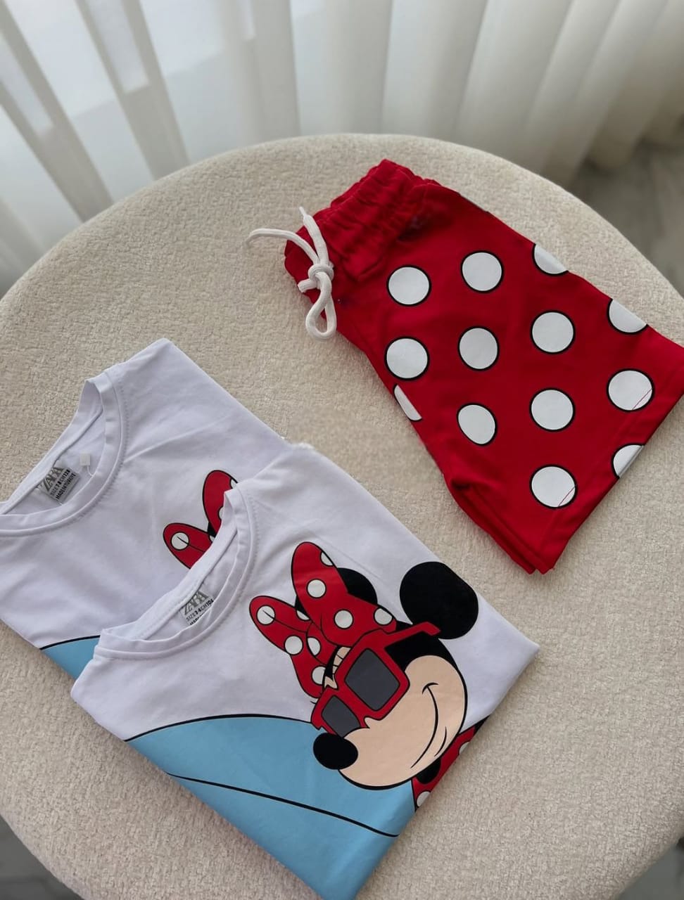 Conjuntos que capturan miradas y elevan su esencia desde el primer paso. Con diseños únicos para niños con actitud, estilo y personalidad propia.