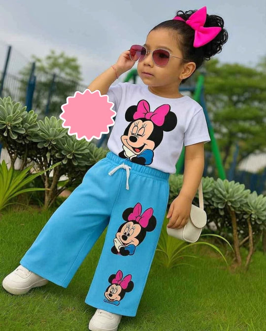 Tu niña, estilo icónico sin esfuerzo: confort premium con Mickey listo para cualquier plan.