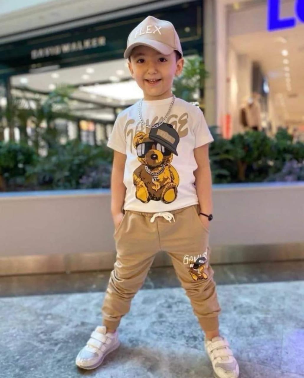 Tu niña, estilo icónico sin esfuerzo: confort premium con Mickey listo para cualquier plan.
