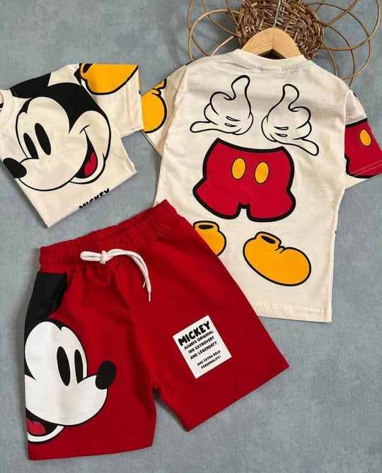 Conjuntos que capturan miradas y elevan su esencia desde el primer paso. Con diseños únicos para niños con actitud, estilo y personalidad propia.