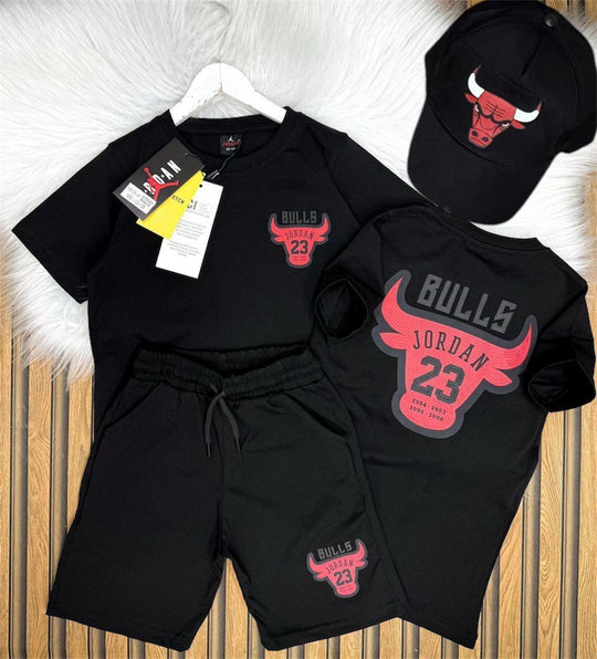 Conjuntos que capturan miradas y elevan su esencia desde el primer paso. Con diseños únicos para niños con actitud, estilo y personalidad propia.