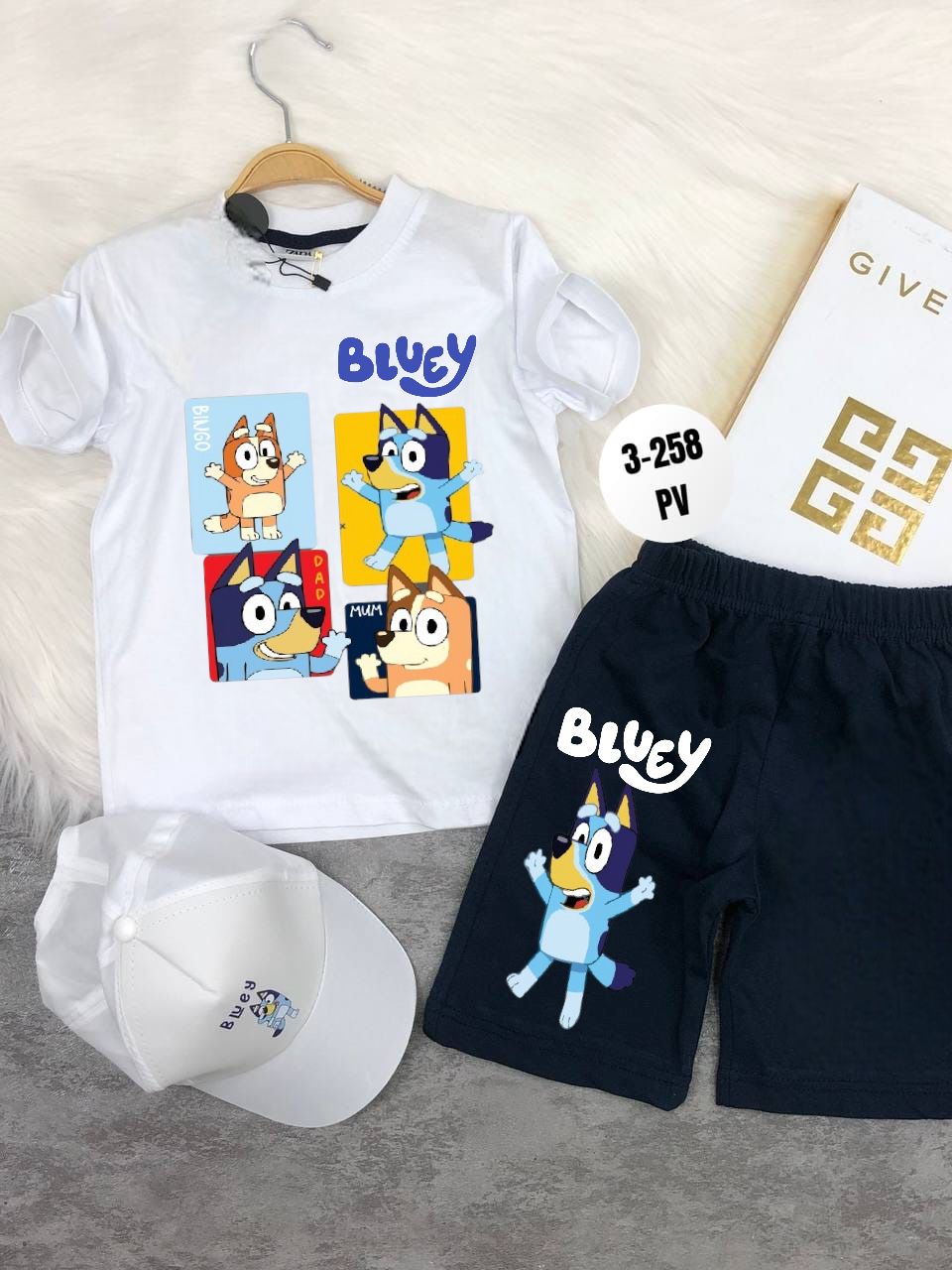 Conjuntos que capturan miradas y elevan su esencia desde el primer paso. Con diseños únicos para niños con actitud, estilo y personalidad propia.
