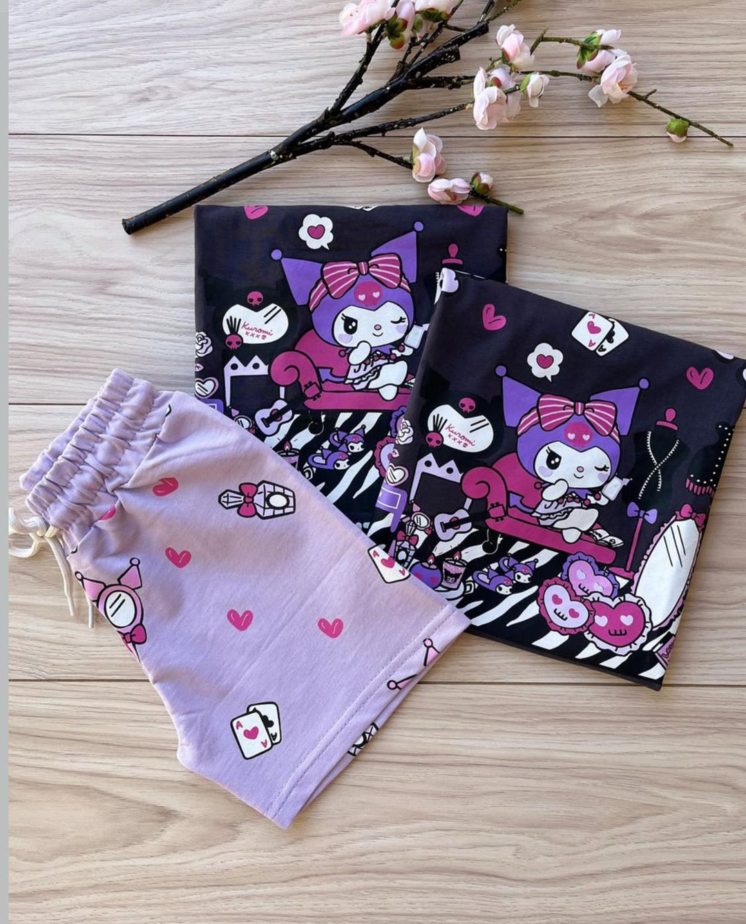 Conjuntos que capturan miradas y elevan su esencia desde el primer paso. Con diseños únicos para niños con actitud, estilo y personalidad propia.