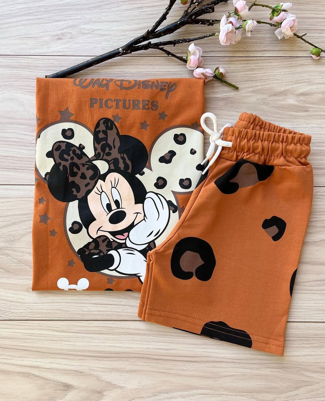 Conjuntos que capturan miradas y elevan su esencia desde el primer paso. Con diseños únicos para niños con actitud, estilo y personalidad propia.