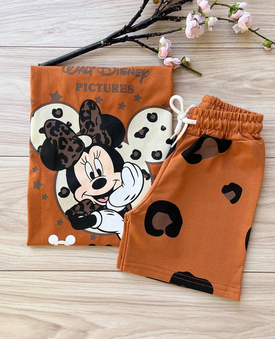 Conjuntos que capturan miradas y elevan su esencia desde el primer paso. Con diseños únicos para niños con actitud, estilo y personalidad propia.