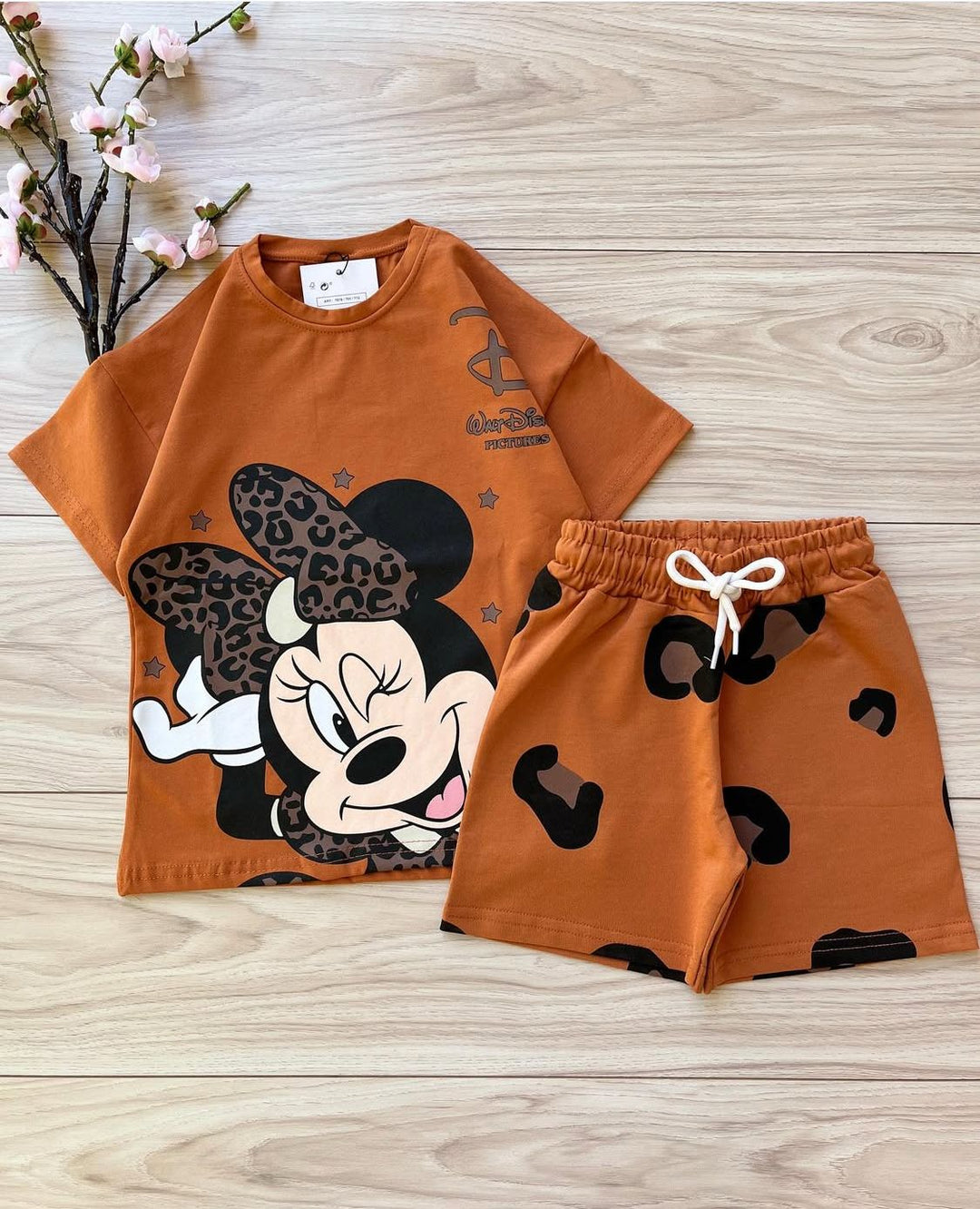 Conjuntos que capturan miradas y elevan su esencia desde el primer paso. Con diseños únicos para niños con actitud, estilo y personalidad propia.