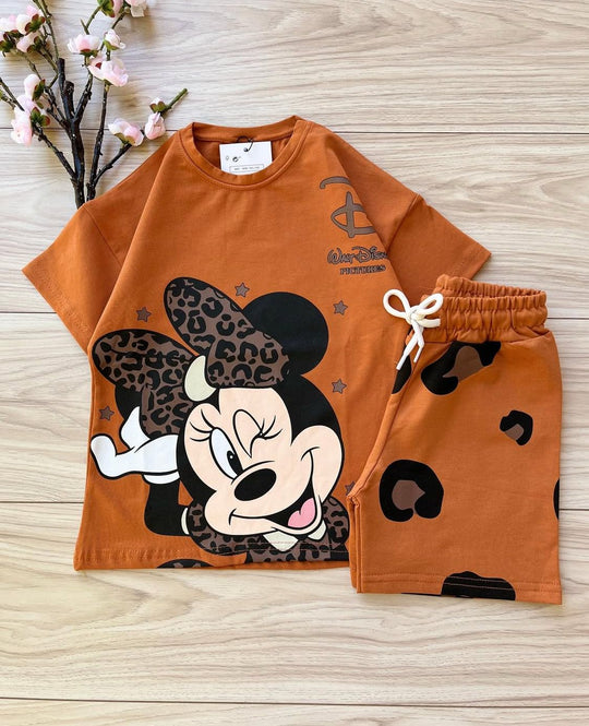 Conjuntos que capturan miradas y elevan su esencia desde el primer paso. Con diseños únicos para niños con actitud, estilo y personalidad propia.