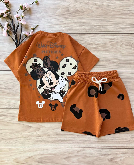 Conjuntos que capturan miradas y elevan su esencia desde el primer paso. Con diseños únicos para niños con actitud, estilo y personalidad propia.