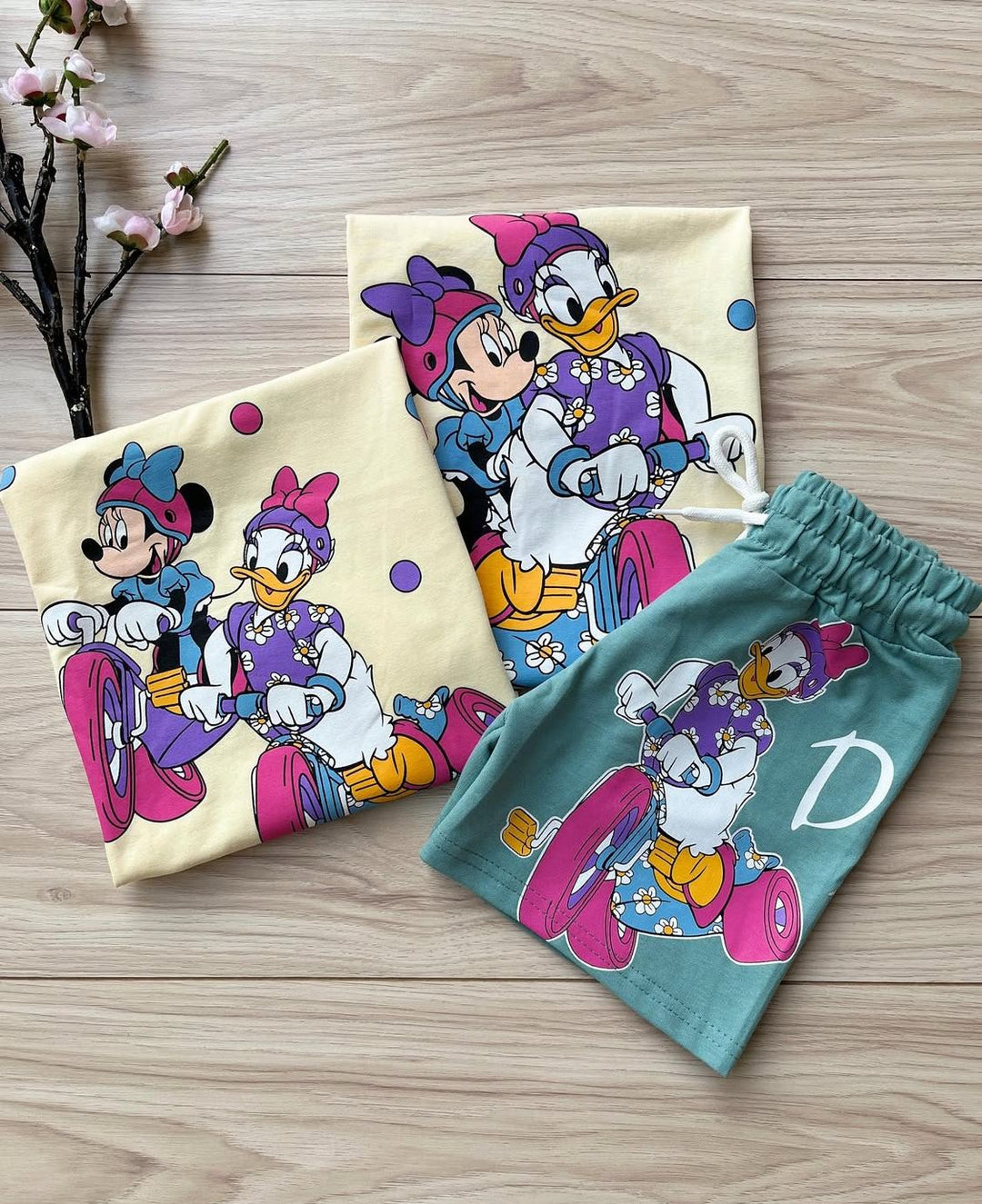 Conjuntos que capturan miradas y elevan su esencia desde el primer paso. Con diseños únicos para niños con actitud, estilo y personalidad propia.