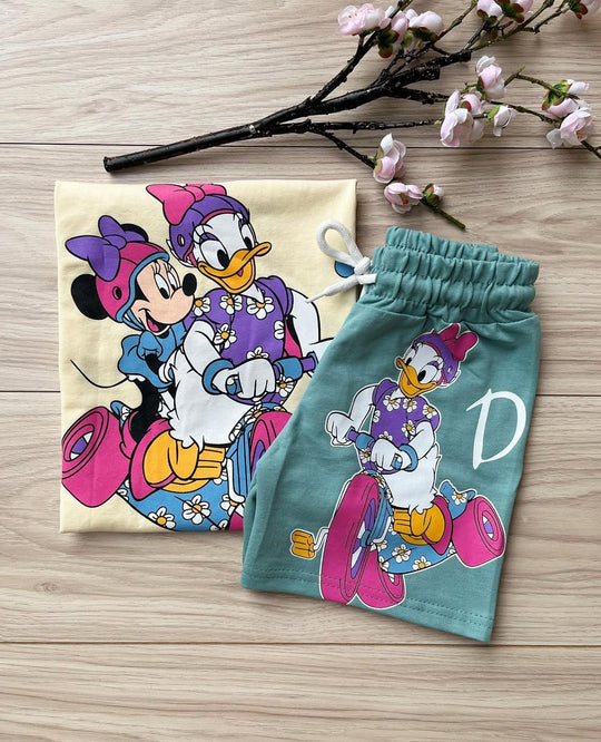 Conjuntos que capturan miradas y elevan su esencia desde el primer paso. Con diseños únicos para niños con actitud, estilo y personalidad propia.