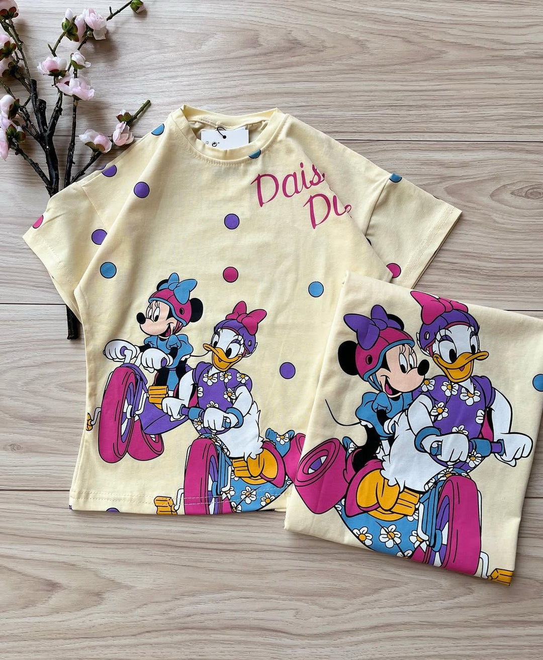 Conjuntos que capturan miradas y elevan su esencia desde el primer paso. Con diseños únicos para niños con actitud, estilo y personalidad propia.
