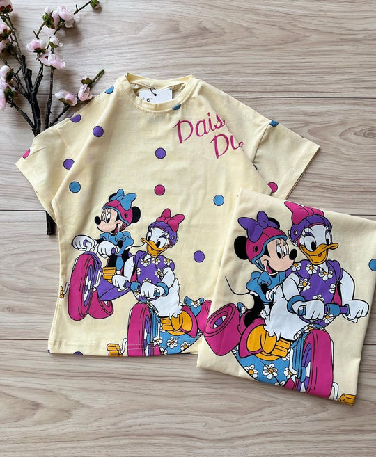 Conjuntos que capturan miradas y elevan su esencia desde el primer paso. Con diseños únicos para niños con actitud, estilo y personalidad propia.