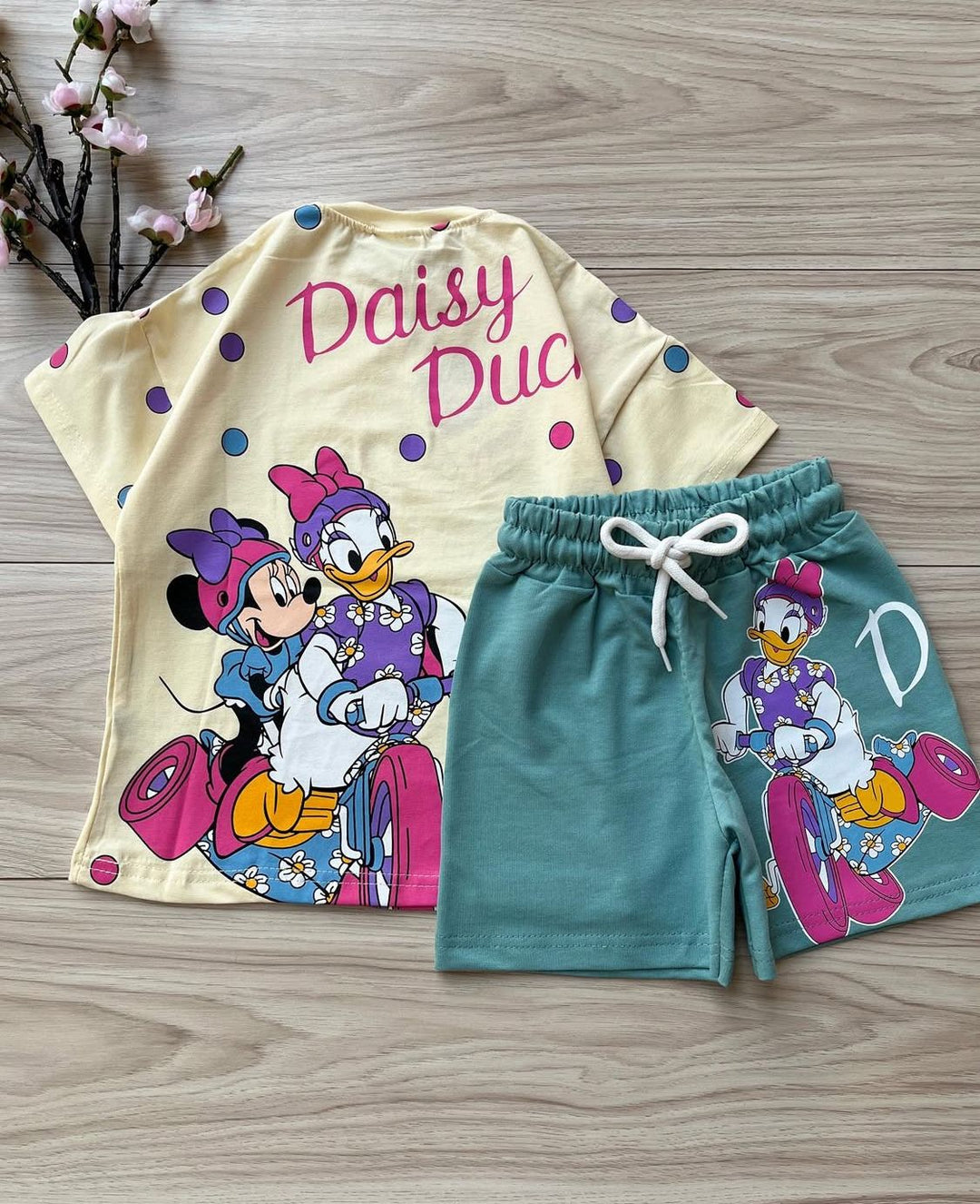 Conjuntos que capturan miradas y elevan su esencia desde el primer paso. Con diseños únicos para niños con actitud, estilo y personalidad propia.