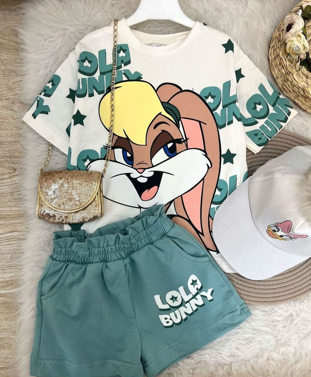 Conjuntos que capturan miradas y elevan su esencia desde el primer paso. Con diseños únicos para niños con actitud, estilo y personalidad propia.