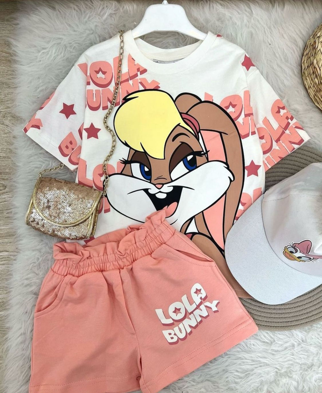Conjuntos que capturan miradas y elevan su esencia desde el primer paso. Con diseños únicos para niños con actitud, estilo y personalidad propia.