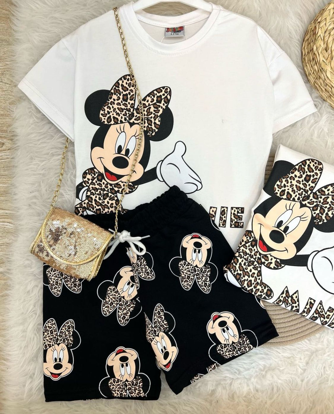 Conjuntos que capturan miradas y elevan su esencia desde el primer paso. Con diseños únicos para niños con actitud, estilo y personalidad propia.