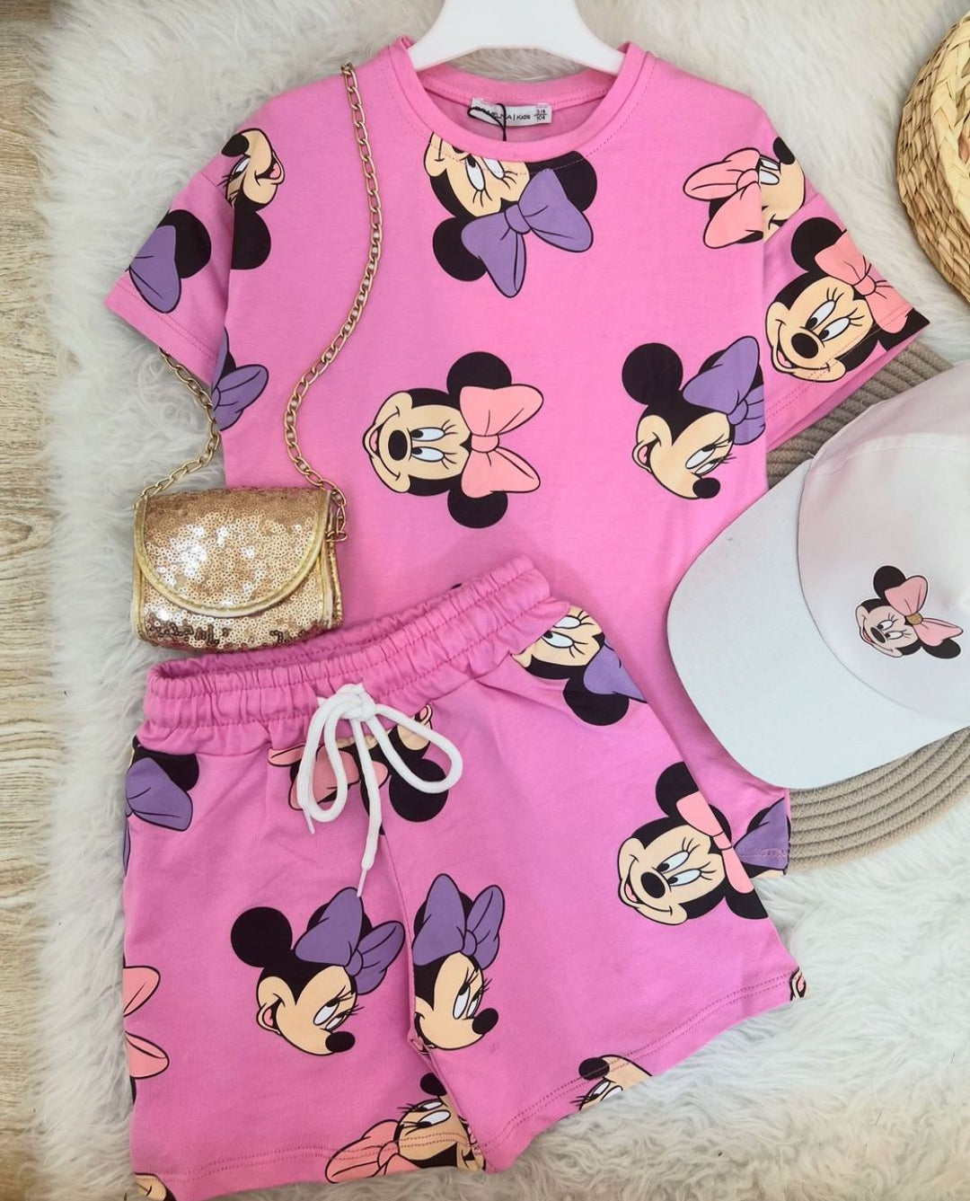 Conjuntos que capturan miradas y elevan su esencia desde el primer paso. Con diseños únicos para niños con actitud, estilo y personalidad propia.