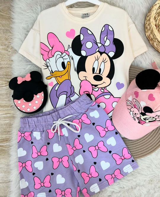 Conjuntos que capturan miradas y elevan su esencia desde el primer paso. Con diseños únicos para niños con actitud, estilo y personalidad propia.