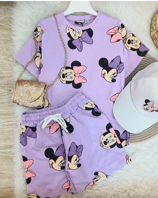 Conjuntos que capturan miradas y elevan su esencia desde el primer paso. Con diseños únicos para niños con actitud, estilo y personalidad propia.