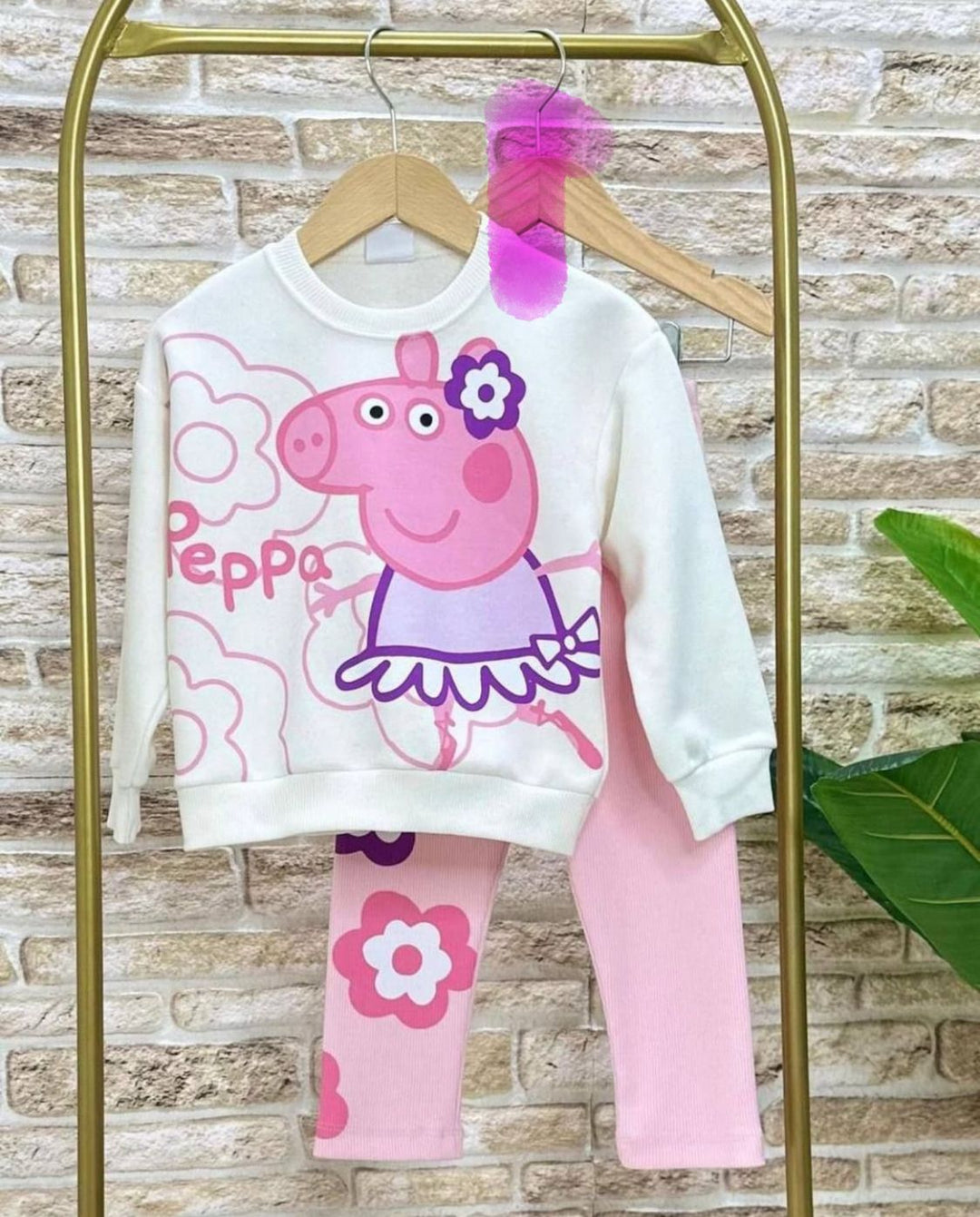 Haz que cada día de tu peque sea mágica con Mickey, Daisy y Kuromi en su outfit. Una vez que los tenga puestos todos notaran cuando llegue.