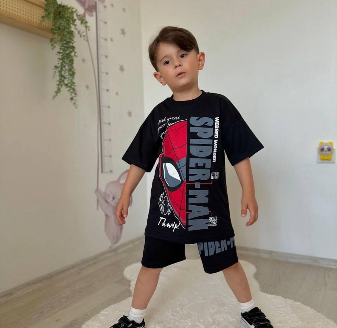 Conjuntos que capturan miradas y elevan su esencia desde el primer paso. Con diseños únicos para niños con actitud, estilo y personalidad propia.