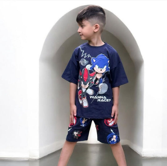 Conjuntos que capturan miradas y elevan su esencia desde el primer paso. Con diseños únicos para niños con actitud, estilo y personalidad propia.