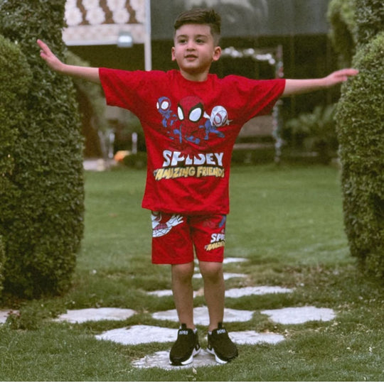 Conjuntos que capturan miradas y elevan su esencia desde el primer paso. Con diseños únicos para niños con actitud, estilo y personalidad propia.