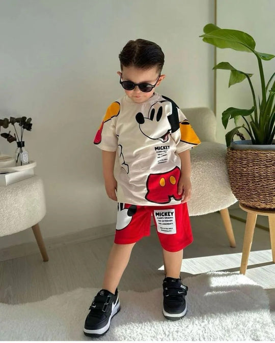 Conjuntos que capturan miradas y elevan su esencia desde el primer paso. Con diseños únicos para niños con actitud, estilo y personalidad propia.
