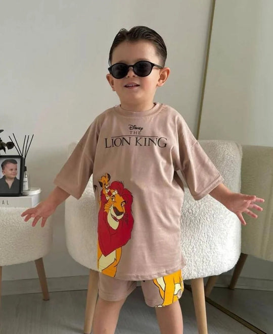 Conjuntos que capturan miradas y elevan su esencia desde el primer paso. Con diseños únicos para niños con actitud, estilo y personalidad propia.