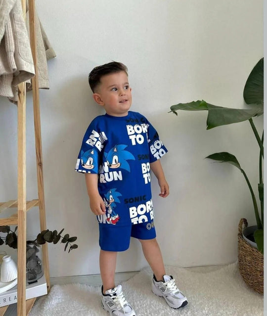 Conjuntos que capturan miradas y elevan su esencia desde el primer paso. Con diseños únicos para niños con actitud, estilo y personalidad propia.