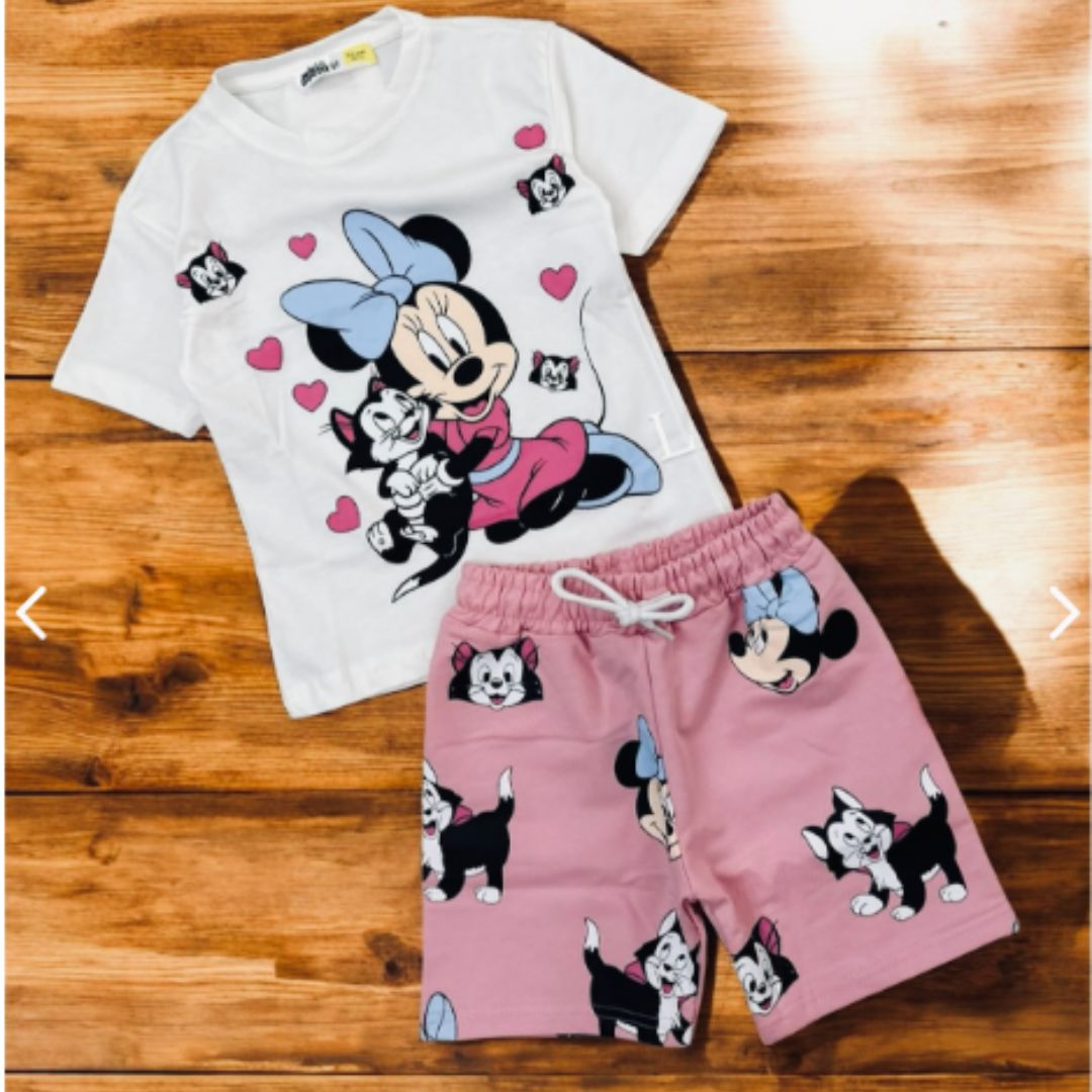 Conjuntos que capturan miradas y elevan su esencia desde el primer paso. Con diseños únicos para niños con actitud, estilo y personalidad propia.